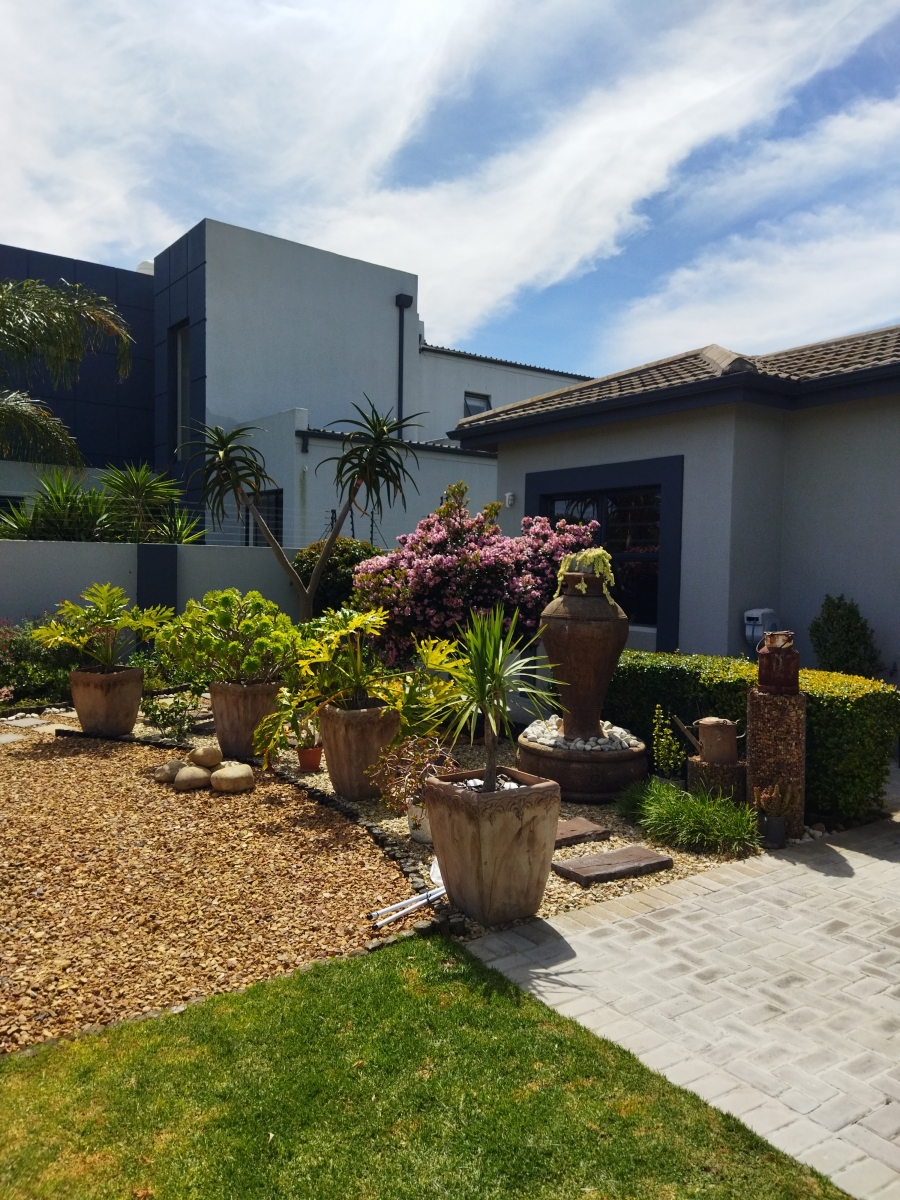 5 Bedroom Property for Sale in Parklands North Western Cape